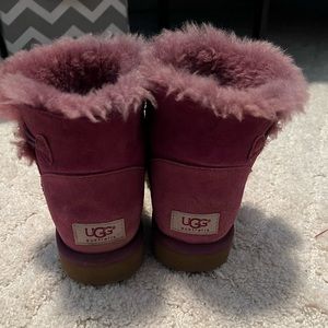 Selling a purple pair of UGGS. They are size 7 in womens and we’re barley worn.